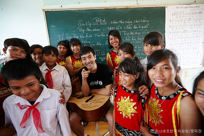 최시원 특별대표 베트남 어린이들을 위해 기타 연주